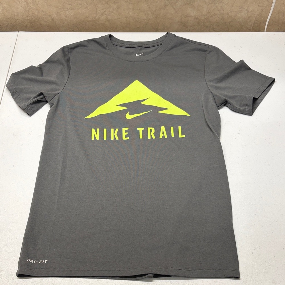 Nike Trail Men's Gray Short Sleeve T-Shirt with Volt Yellow Logo SM Athletic Fit